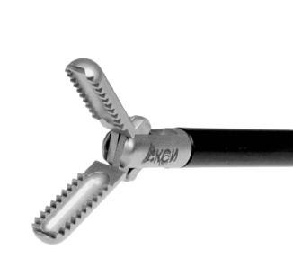 Зажим ложкообразный, многозубчатый, с поперечной насечкой